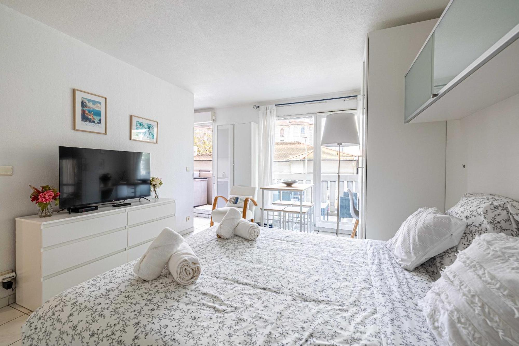 Charming With Pool & Balcony -heart Of *