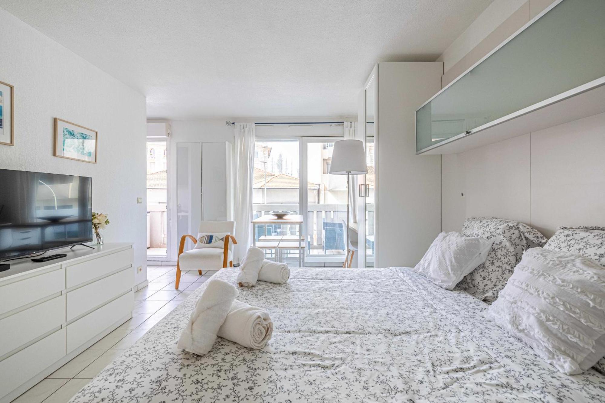 Charming With Pool & Balcony -heart Of Appartamento *