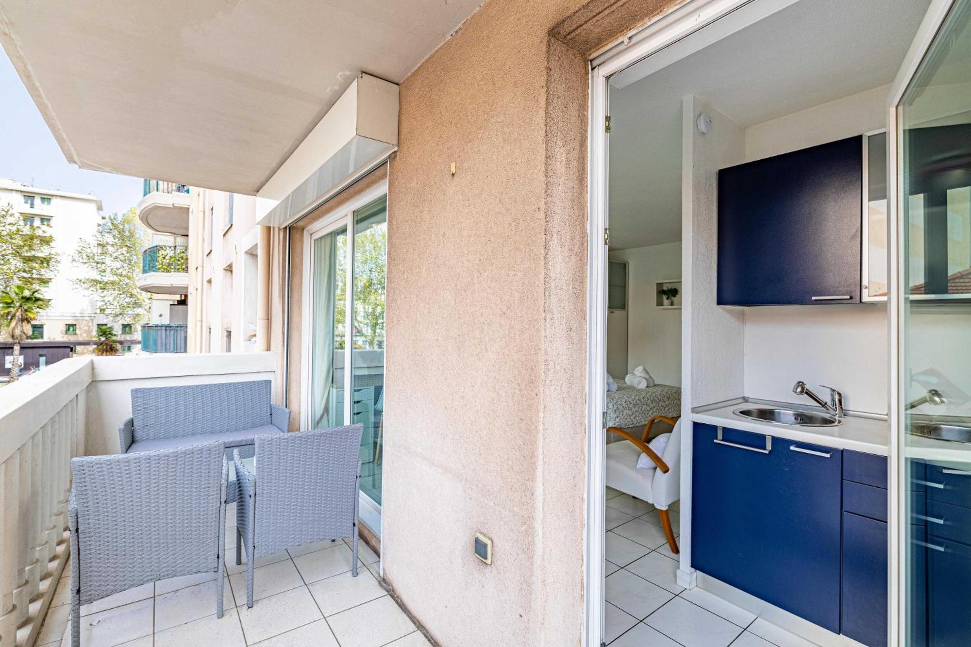Charming With Pool & Balcony -heart Of Appartamento